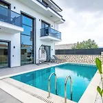 Villa Unique 2 *